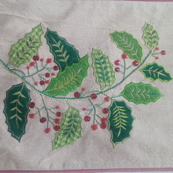 BELLA LUX HOLIDAY TABLE RUNNER NWT 13"X 72" - Picture 2 of 12